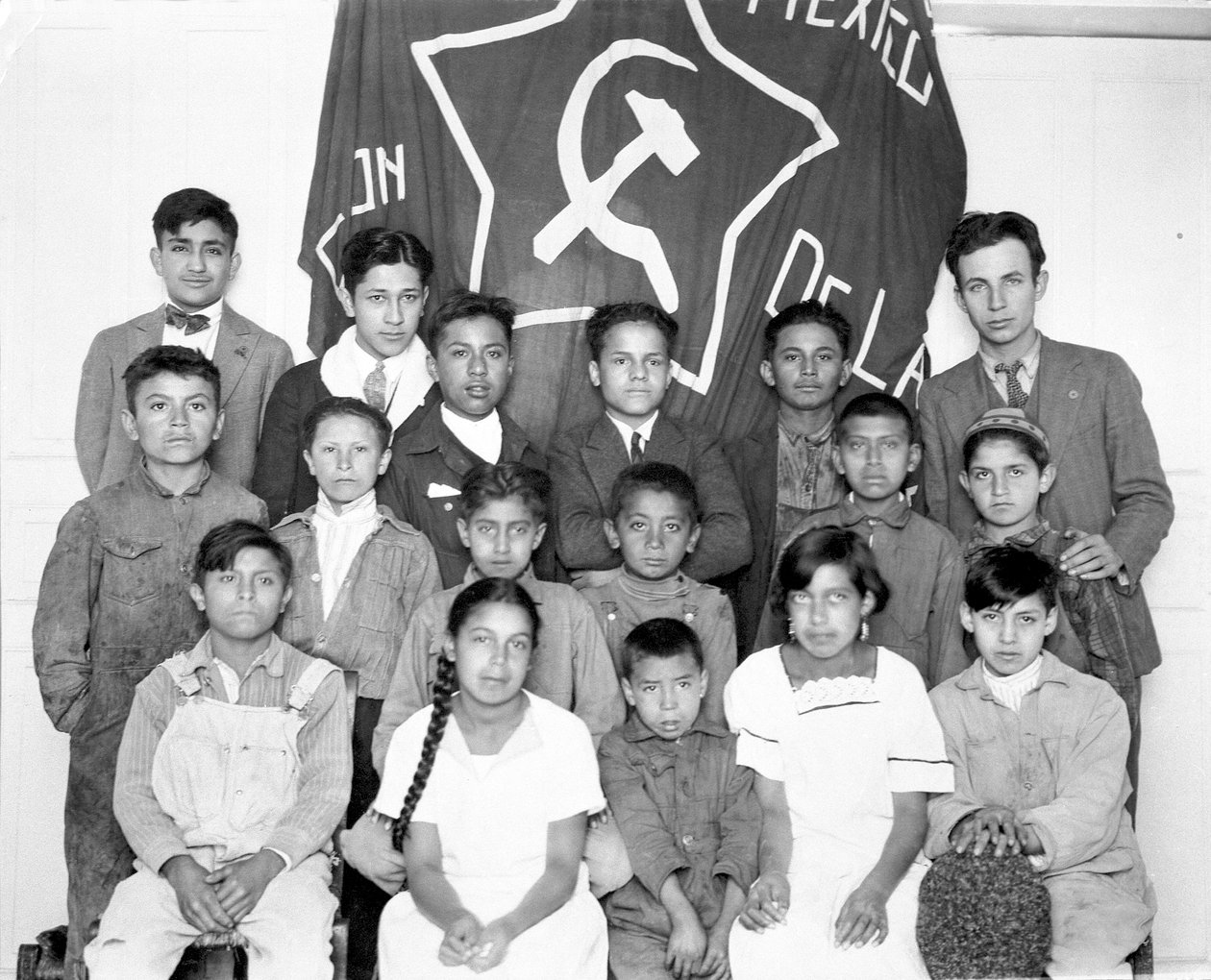 メキシコ共産党青年組織全国委員会、メキシコシティ、1928 作： ティナ・モドッティ