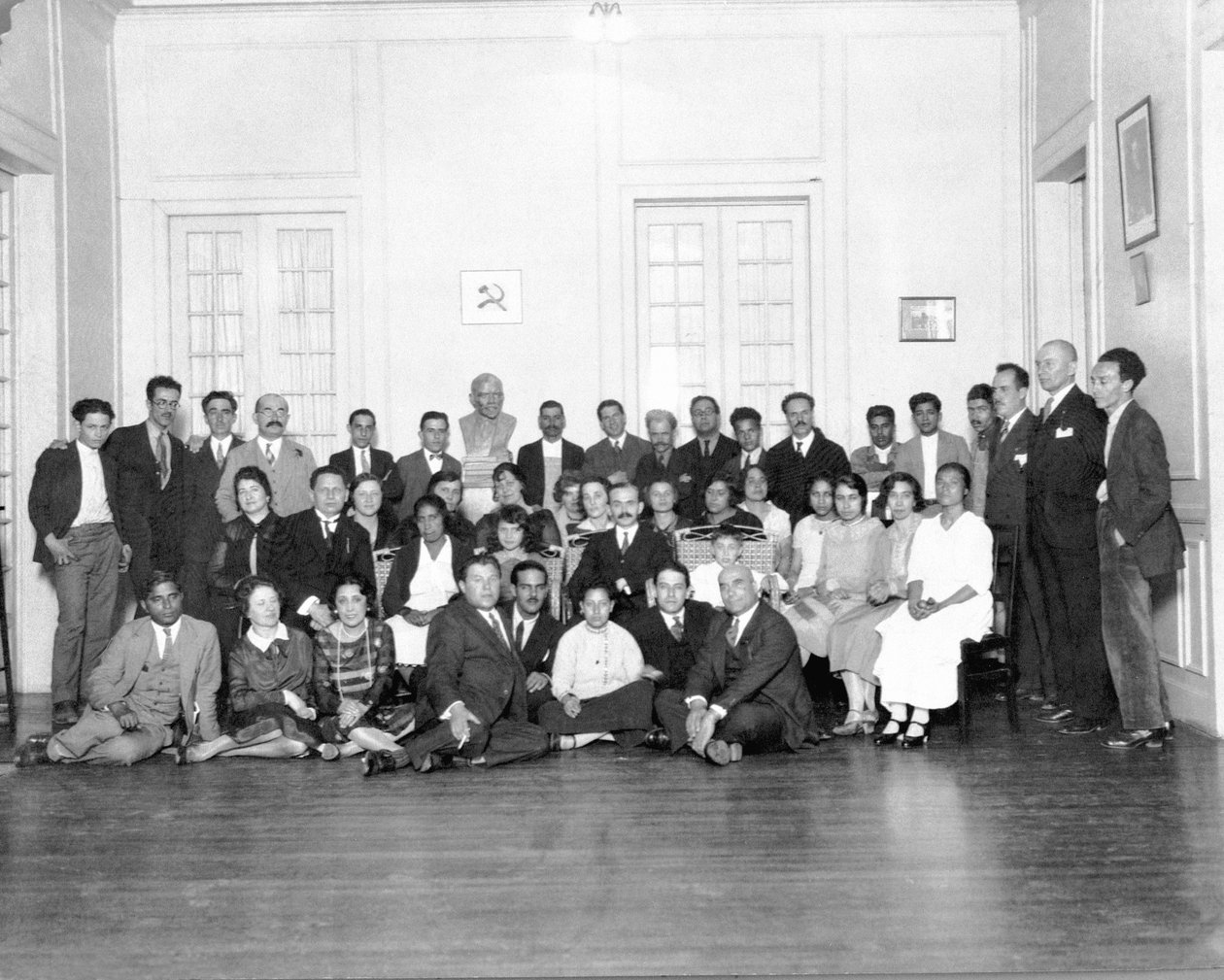1926年メキシコシティ、ソビエト大使館でのレセプション 作： ティナ・モドッティ