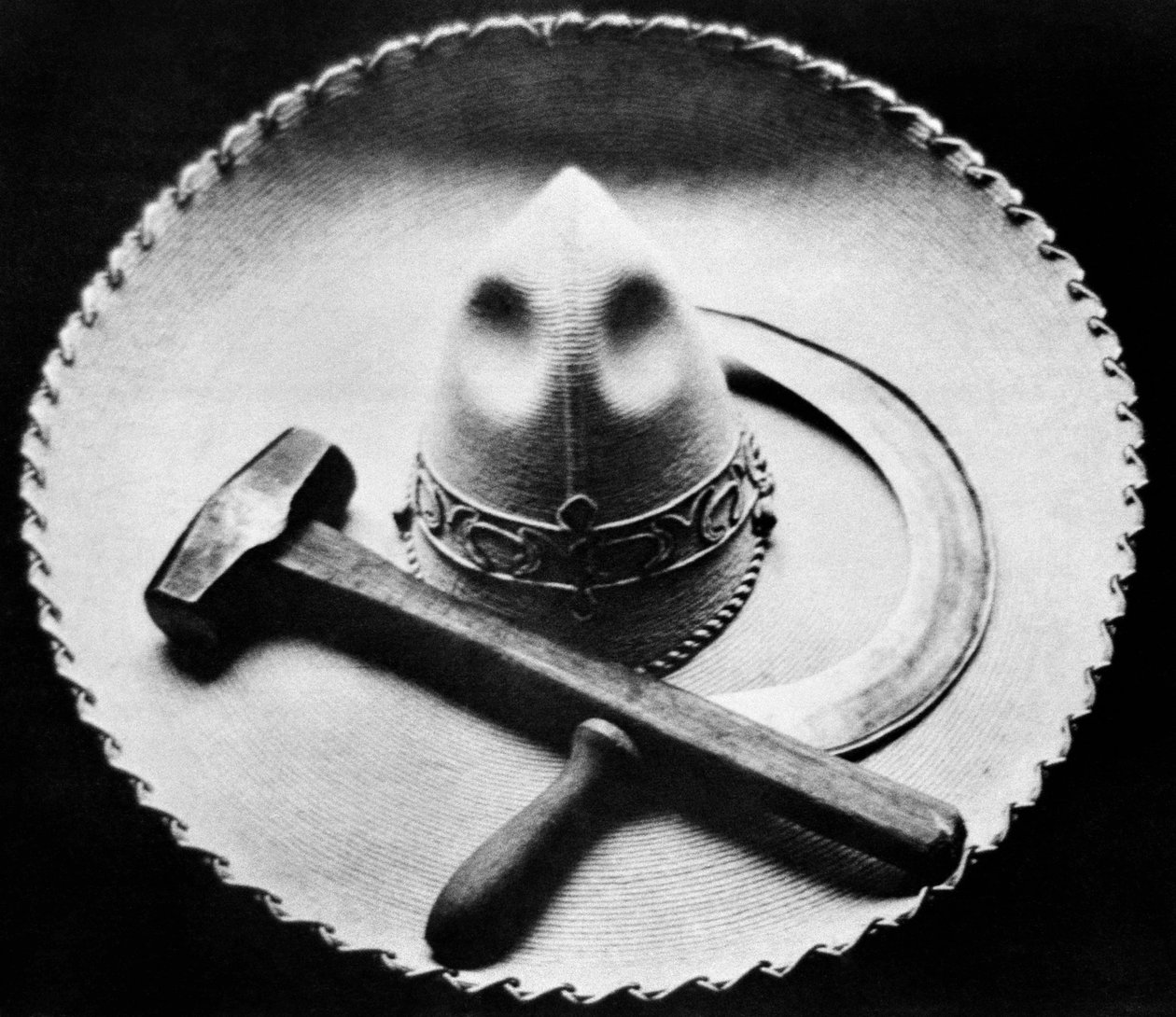 メキシコの闘争c.1923 作： ティナ・モドッティ