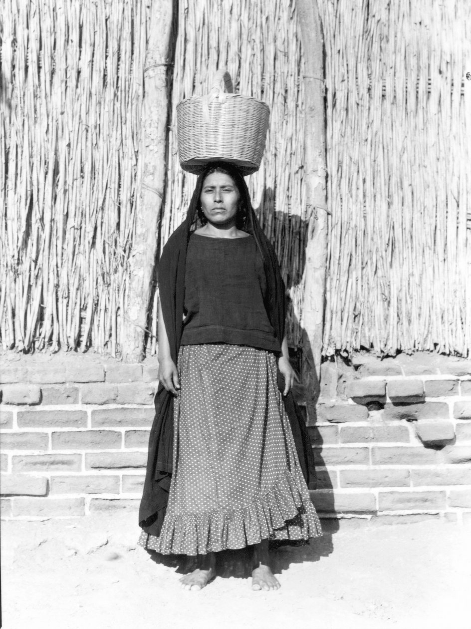 メキシコ、ジュチタンの女性、1929 作： ティナ・モドッティ