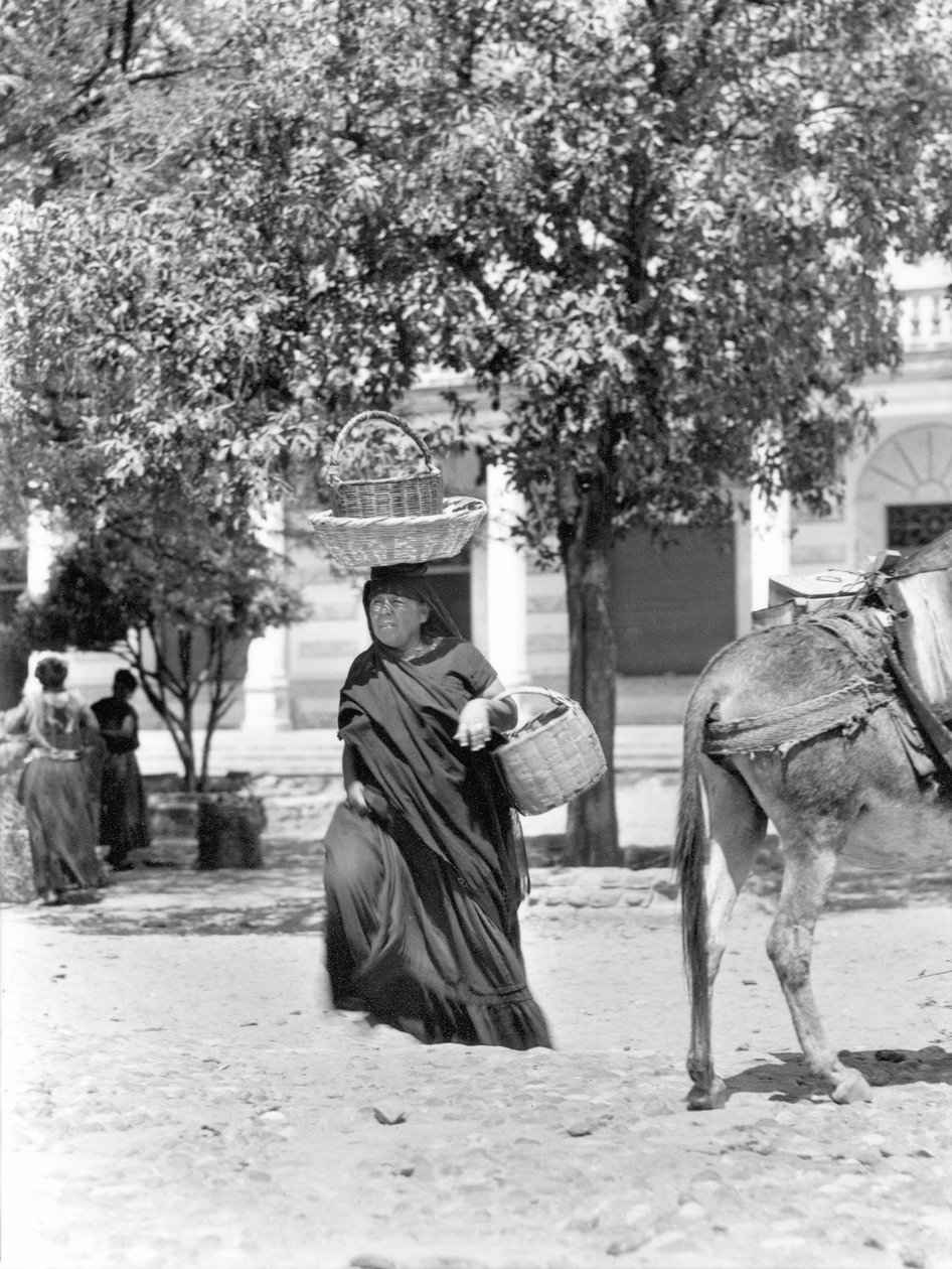 メキシコ、テワンテペックの女性、1929年 作： ティナ・モドッティ