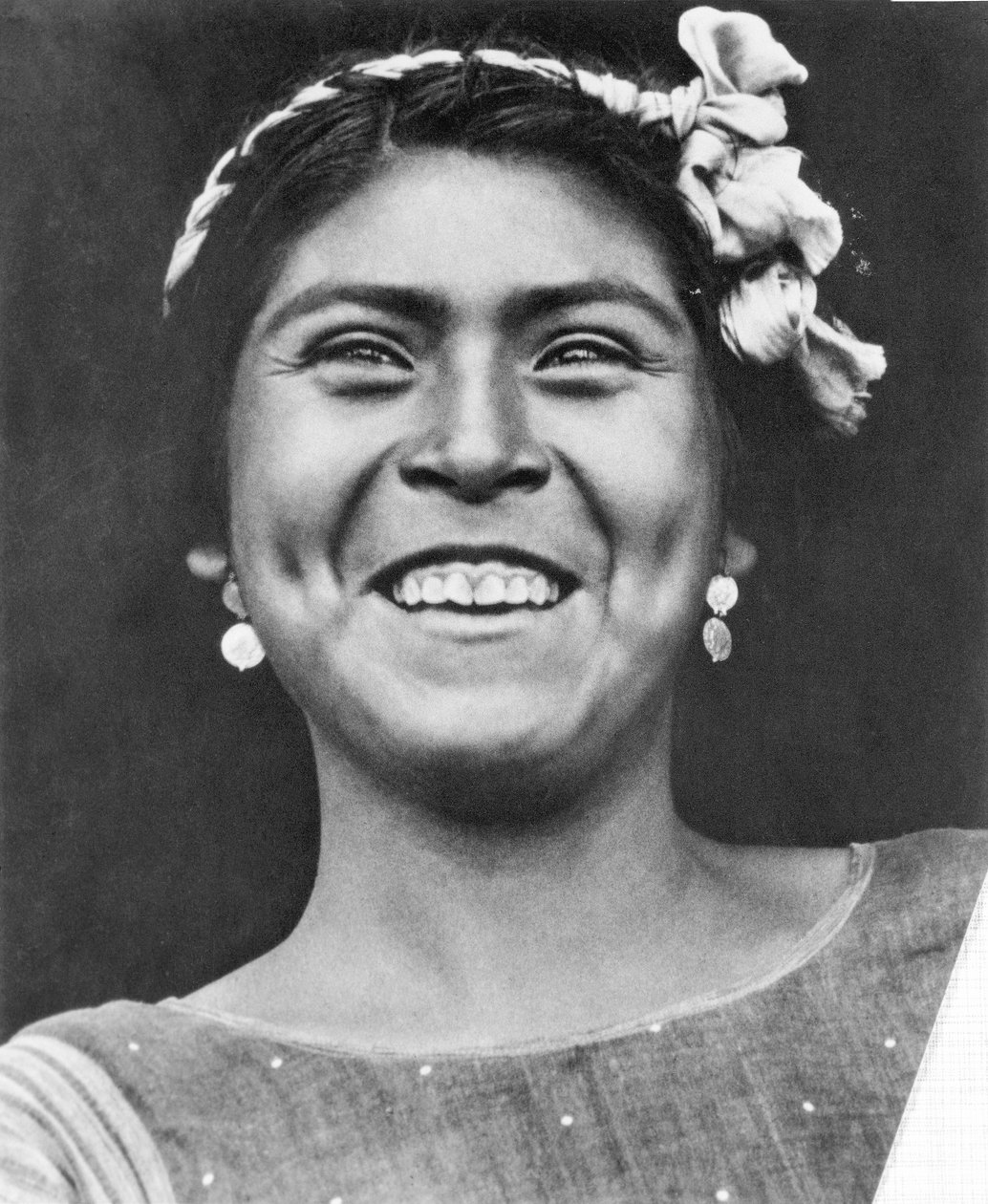 テファンテペックの女、メキシコ、1929 作： ティナ・モドッティ