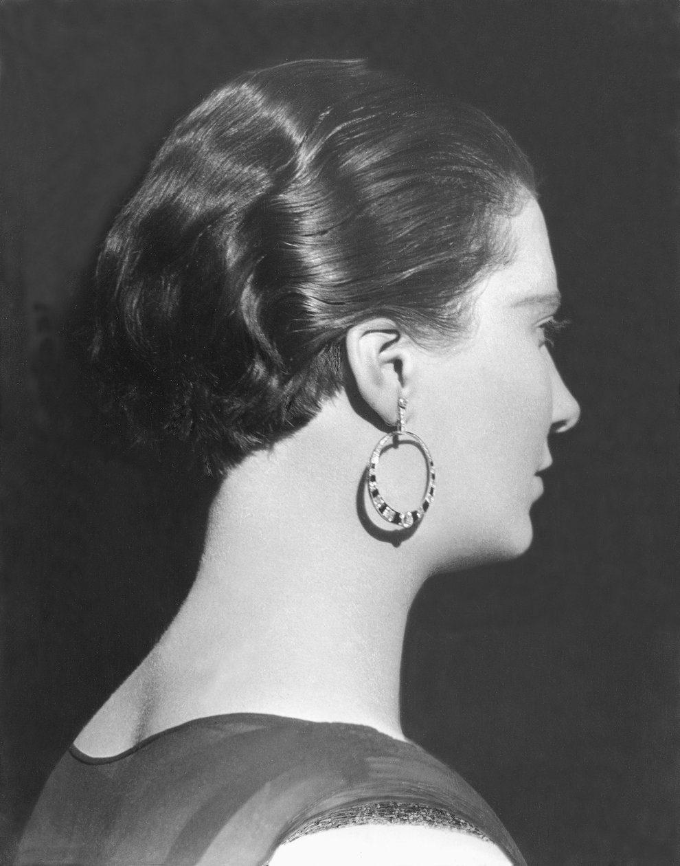 イヤリングを持つ女性、メキシコシティ、1928年頃 作： ティナ・モドッティ