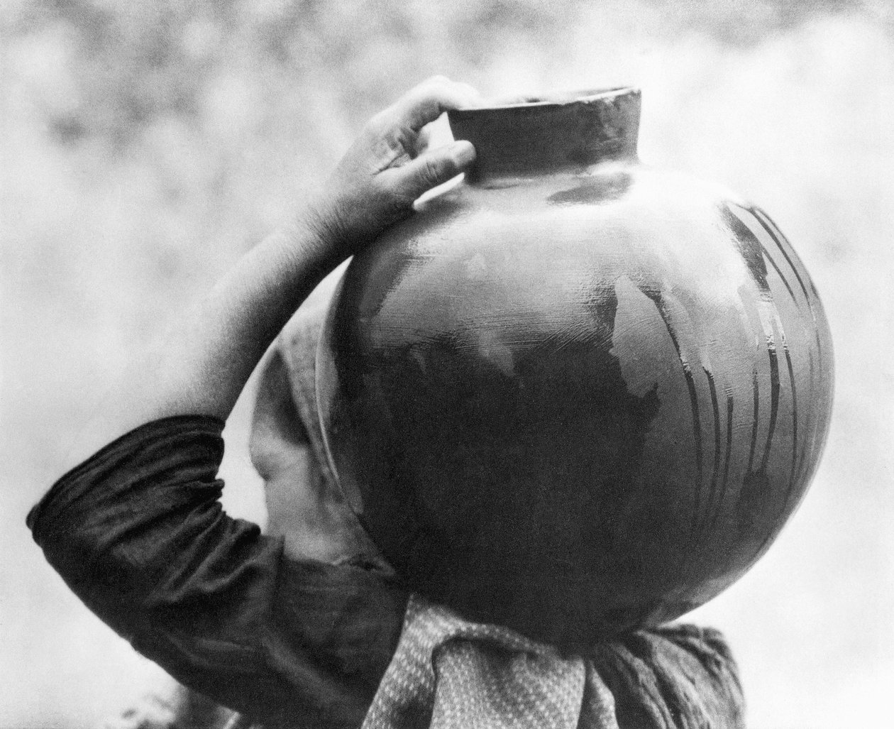 1927年頃、メキシコのオラを持つ女性 作： ティナ・モドッティ