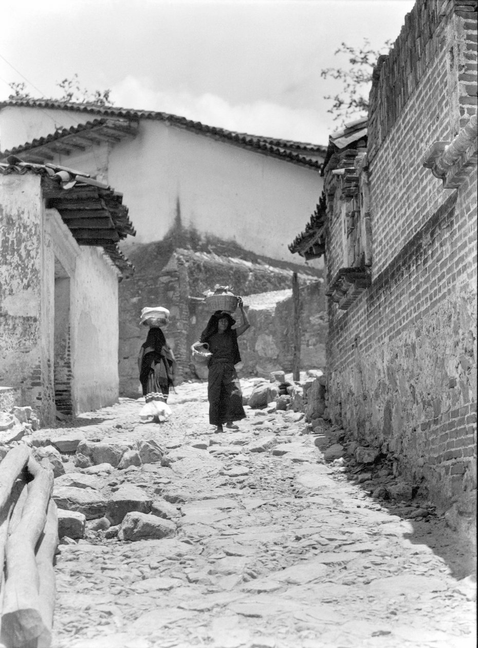 メキシコ、テワンテペックの女性、1929年 作： ティナ・モドッティ