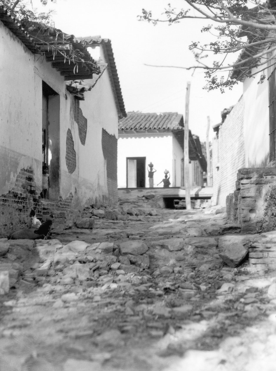 メキシコ、テワンテペックの女性、1929年 作： ティナ・モドッティ