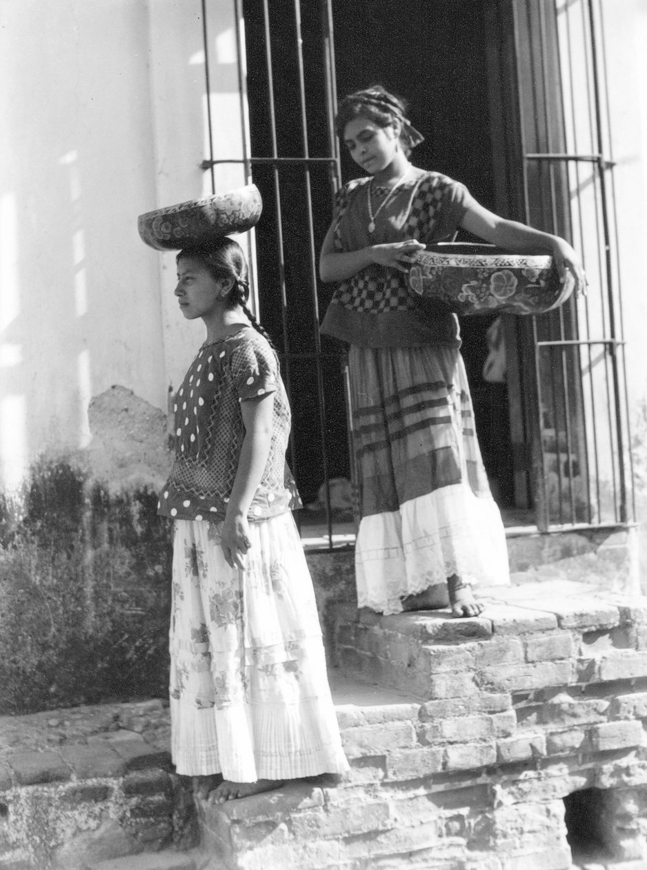 メキシコのテワンテペックの女性、1929年 作： ティナ・モドッティ