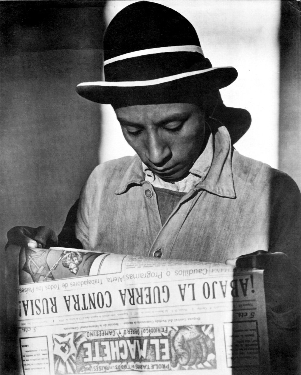 エルマチェーテ、メキシコシティ、1925年を読んでいる労働者 作： ティナ・モドッティ