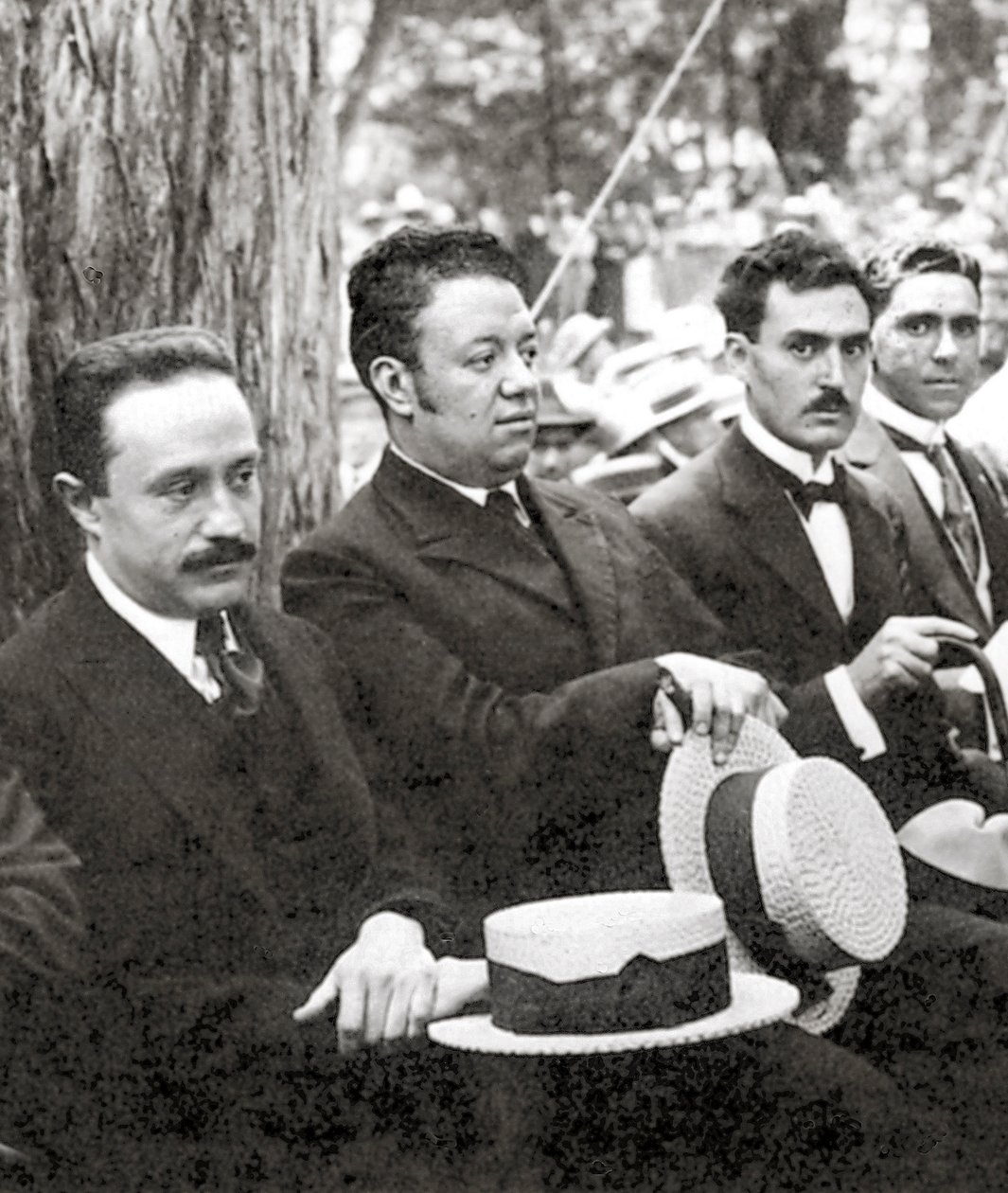 メキシコシティのチャプルテペックパークで野外イベントを開催しているホセバスコンセロスとディエゴリベラ 作： ティナ・モドッティ