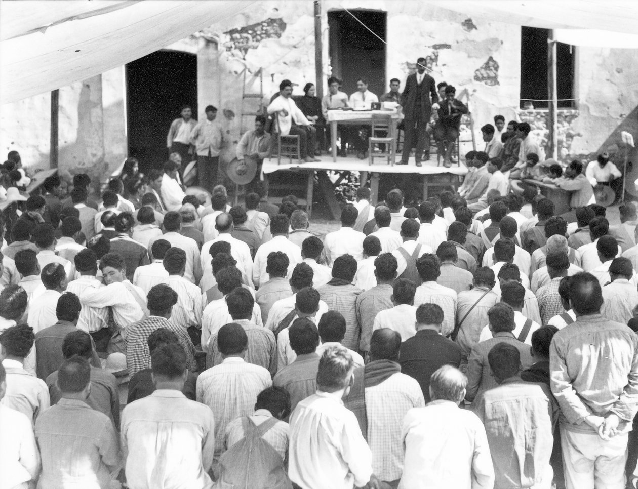 カンペシーノスの集会：食卓で1927 作： ティナ・モドッティ