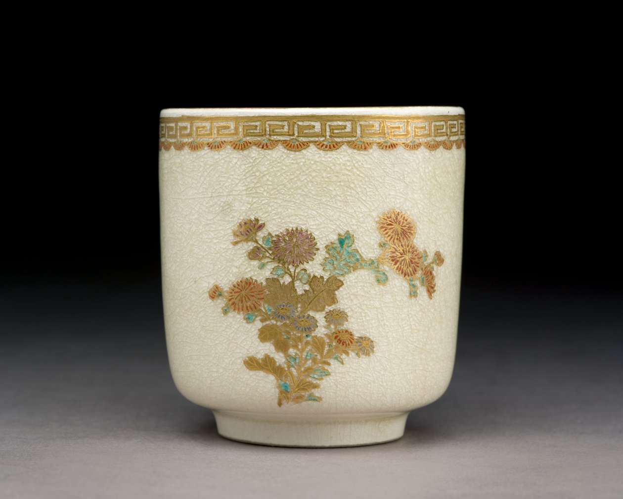 菊入りカップ、熊本窯、明治時代、1900年頃（陶） 作： 常滑山