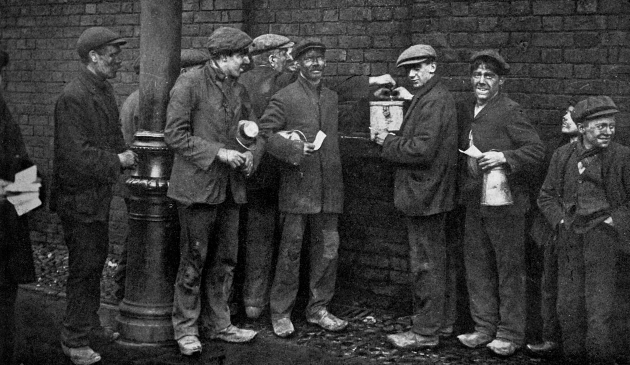石炭ストに対する投票、1912年1月、ペンドルベリー、ウィートシーフ炭鉱、c1920 作： 話題の報道機関