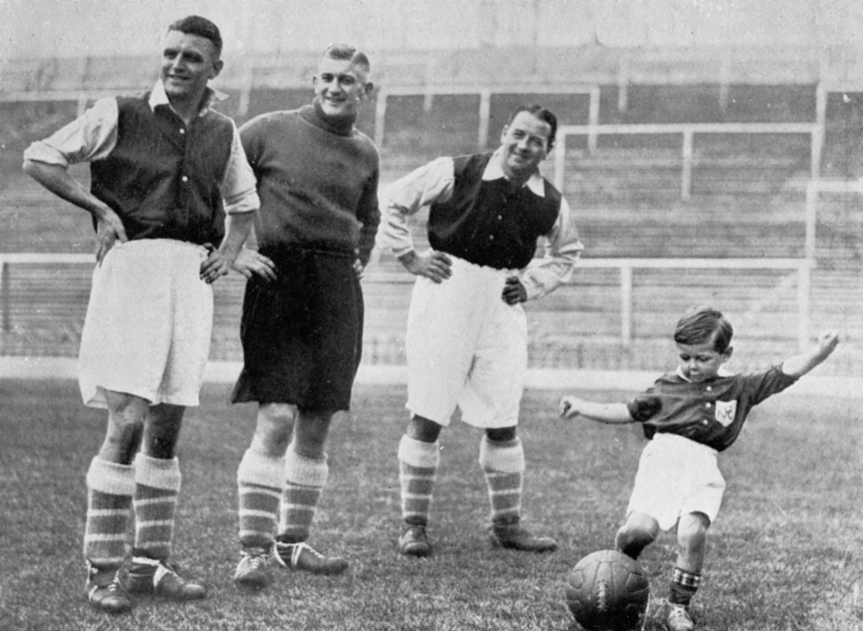 若いトニー・ハプグッドはロンドンのハイベリーで彼のスキルを示していますc1933-c19375 作： 話題の報道機関