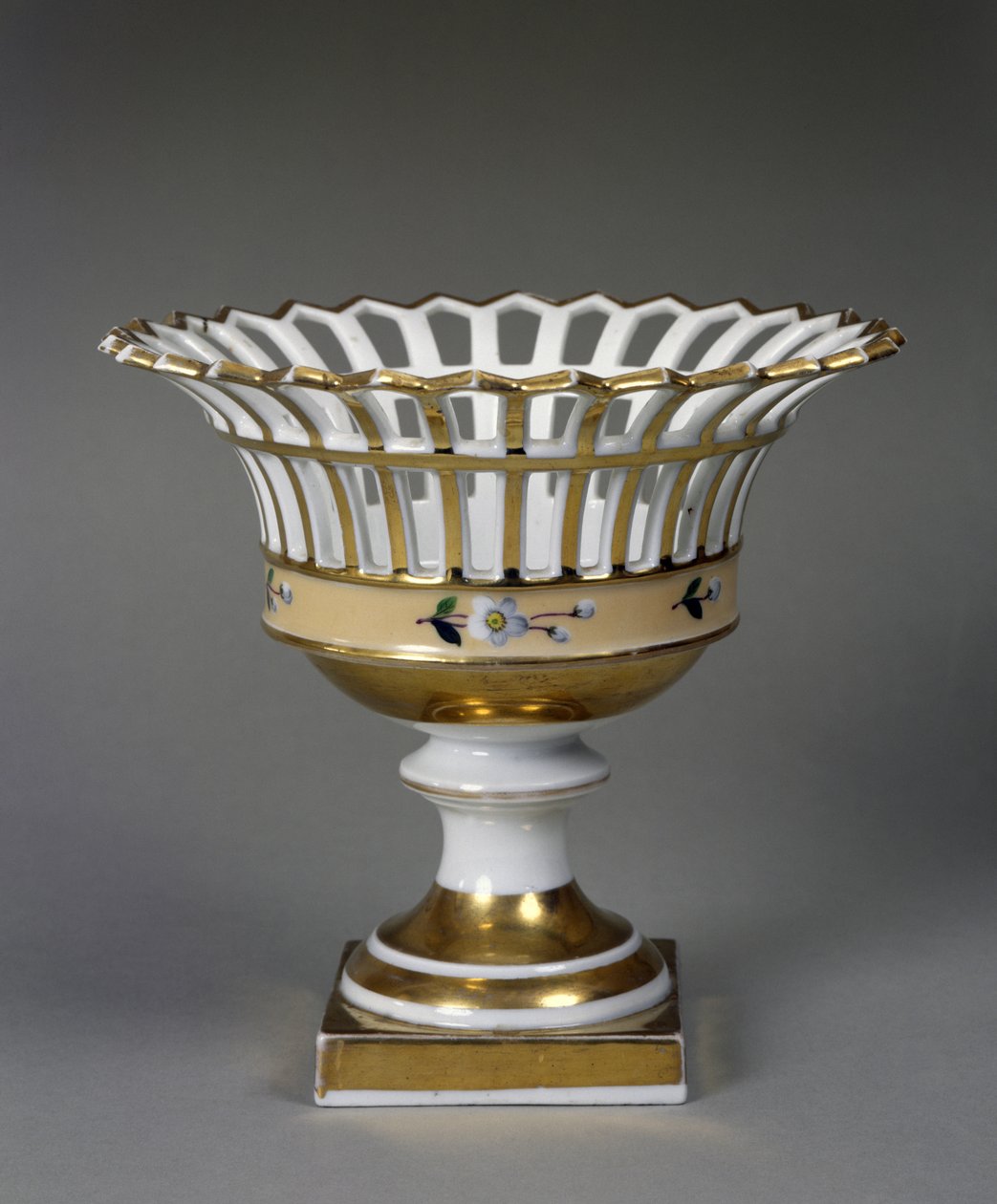 フルーツバスケット 1826年～1838年頃 （硬質磁器にエナメルと金彩を施したもの 作： タッカーチャイナファクトリー