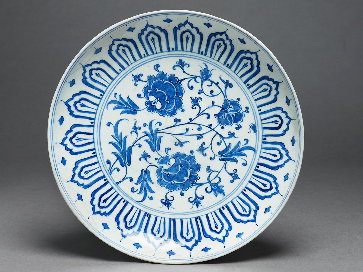 皿、イズニック、トルコ、c.1575（釉薬の下に青いペースト石）