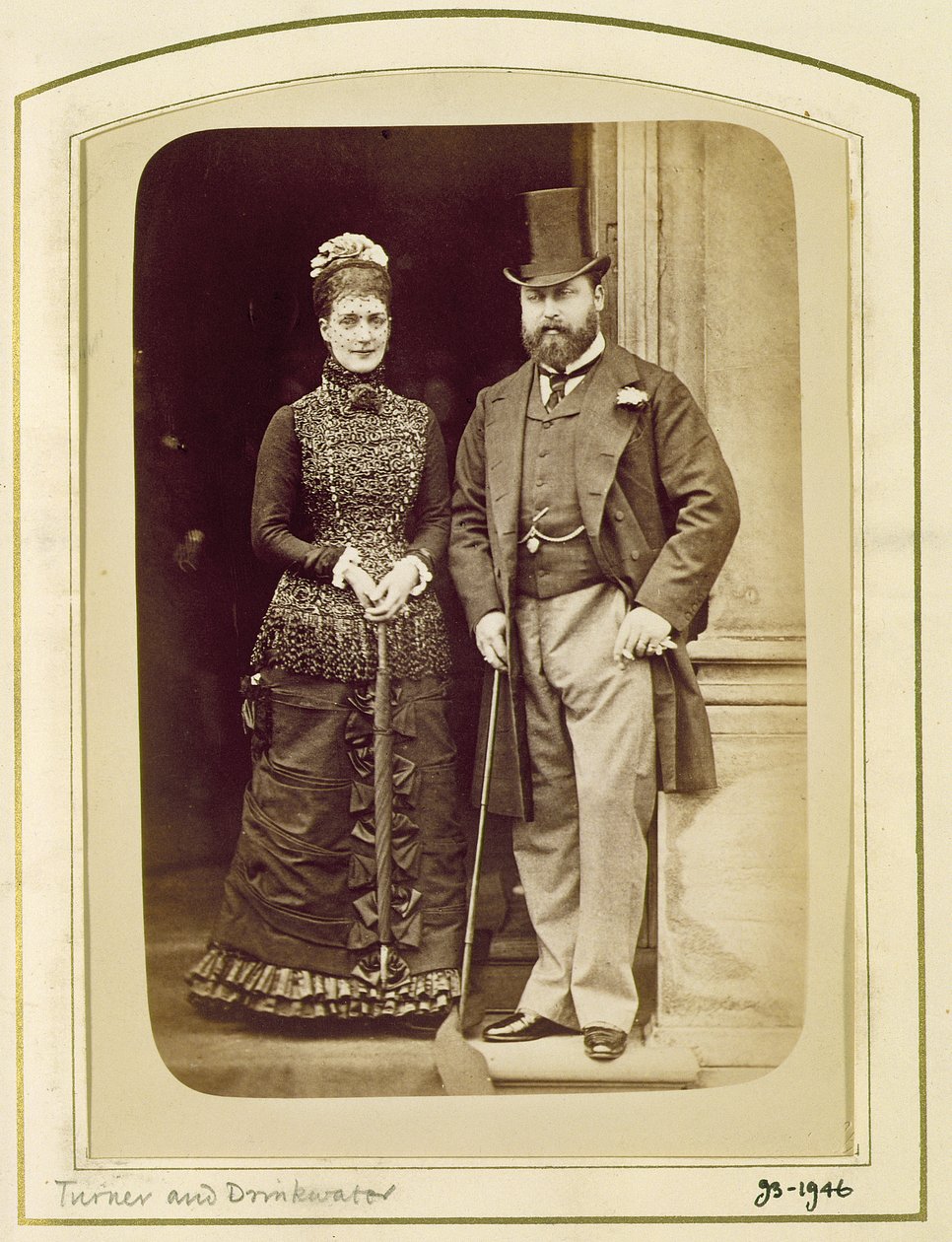 エドワード7世（1841-1910）と彼の妻、アレクサンドラ女王（1844-1925）の肖像（セピア写真） 作： ターナーと飲料水
