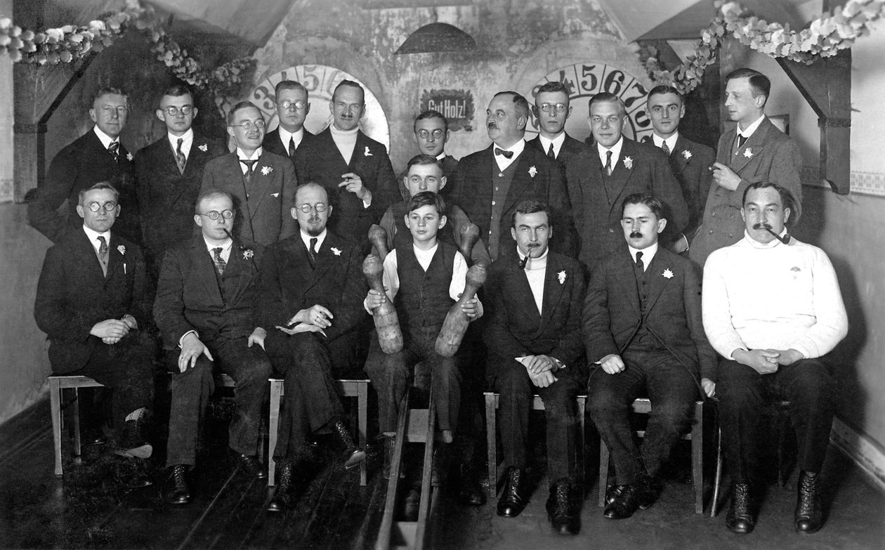1927年の終わりに中間の生物学者が学者とボウリング 作： 不明不明