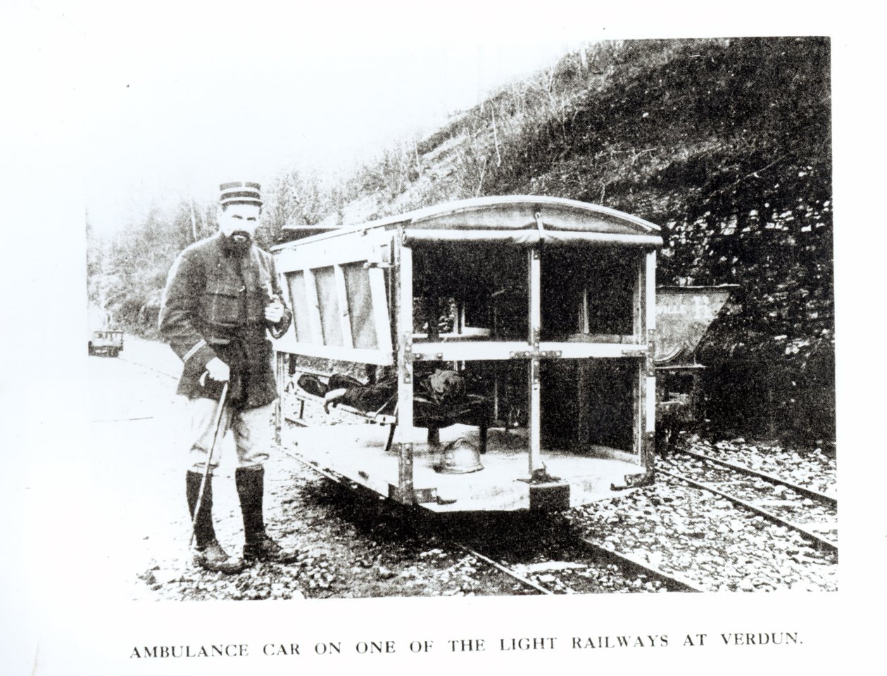 1916年頃、ベルダンの軽鉄道の1台にある救急車 作： 不明不明