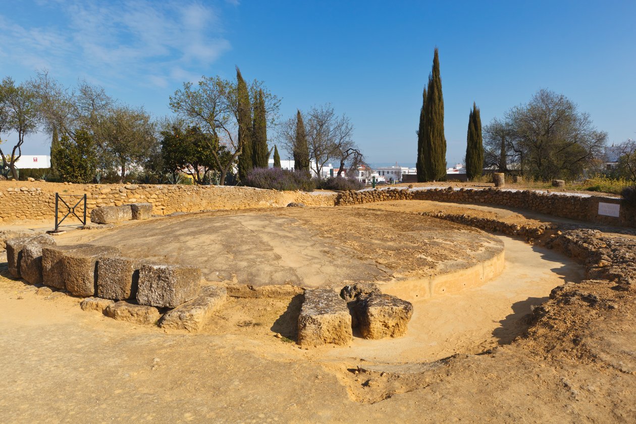スペイン、セビリア県、カルモナの遺跡群のローマ時代の墓地遺跡にある円形の霊廟。 作： 不明不明