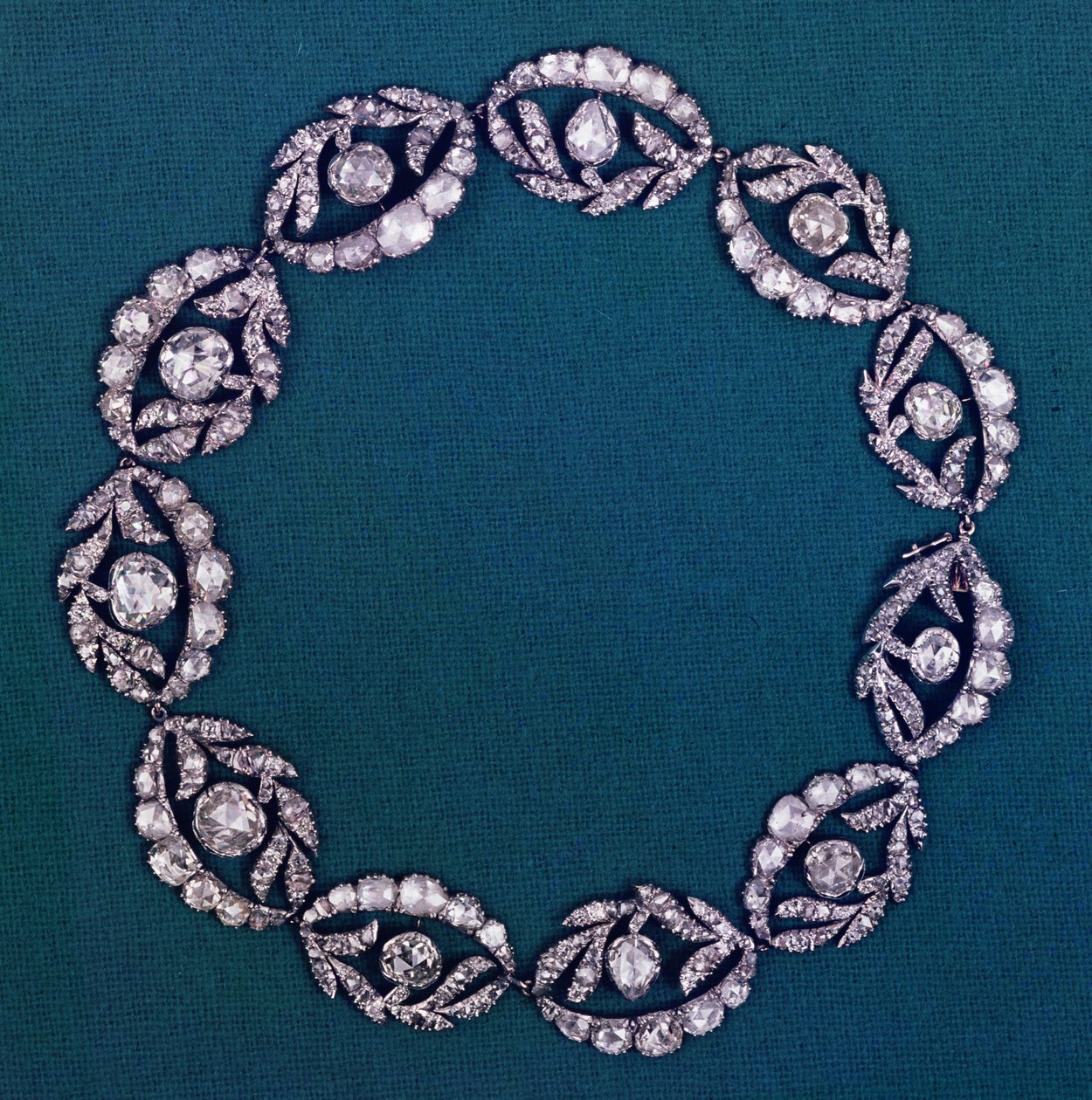 様式化された花と葉をモチーフにしたネックレス、c.1760ダイヤモンド 作： 不明不明