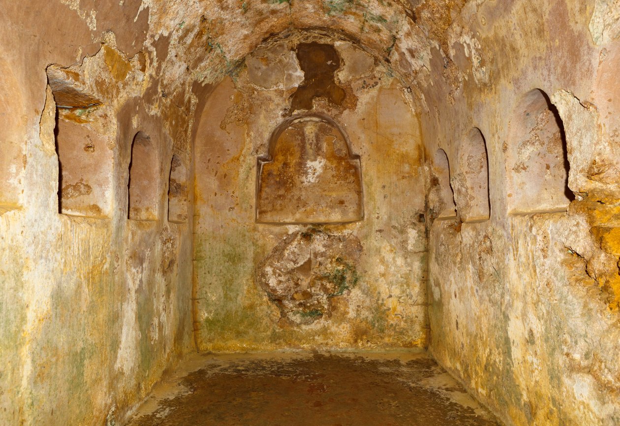スペイン、セビリア県、カルモナの遺跡群のローマ時代の墓地遺跡の円形霊廟の下にある地下室。 作： 不明不明
