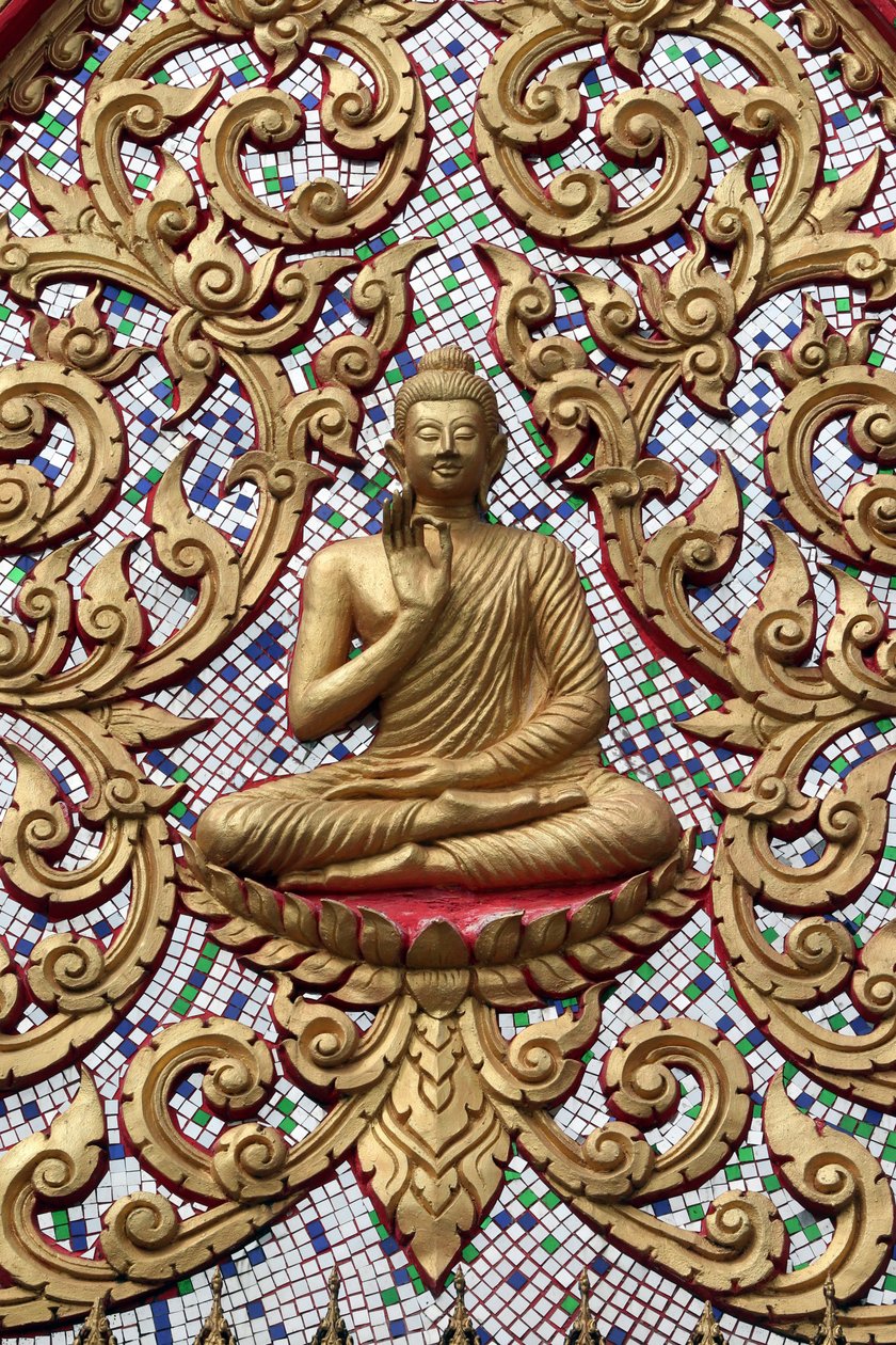20151102、バンビエン、ラオス 。金のレリーフで装飾された入り口のドア。釈迦の生涯のある瞬間、すなわち釈迦が悟りを開いた後に行った最初の説教を描いた「教えの仏陀」。 作： 不明