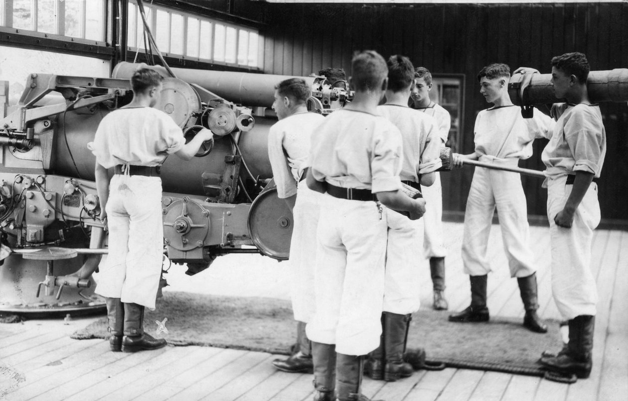 6インチのガンドリル、イギリス海軍の訓練施設、サフォーク、ショットリー、1936年 作： 不明