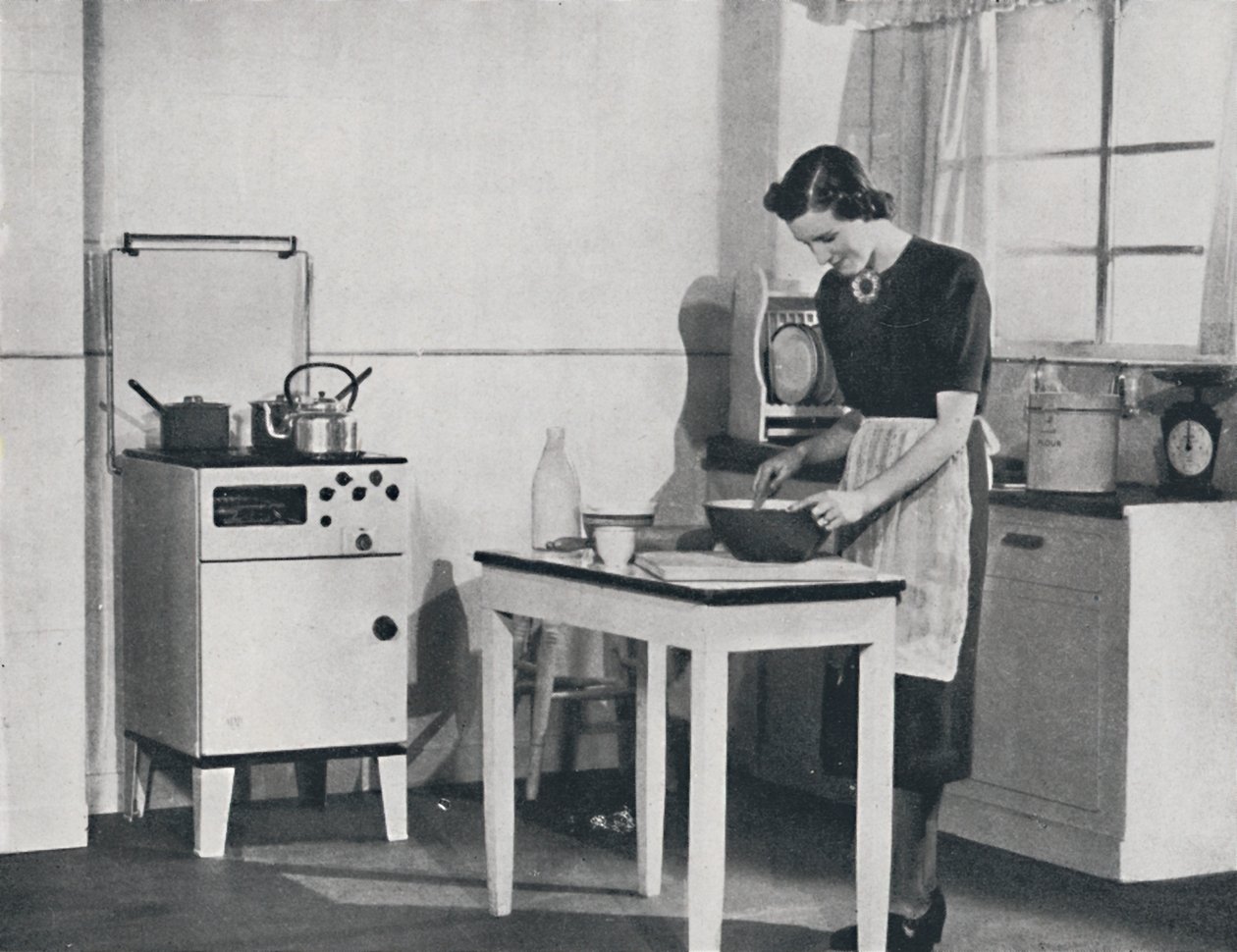 キャビネットガスクッカーを備えたイギリスのキッチン、1942年。 作： 不明