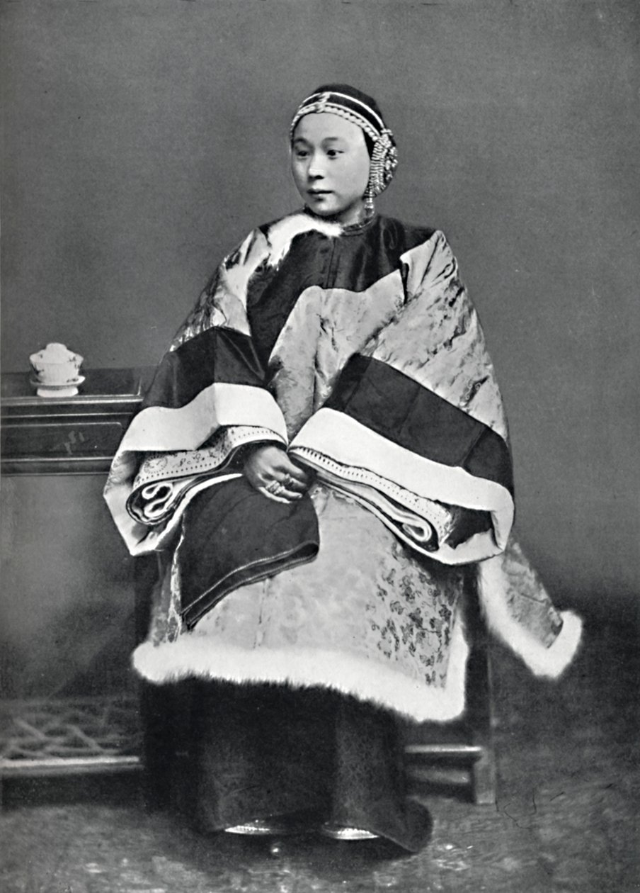 フルドレスコスチュームを身につけた高級中国人女性、1902年 作： 不明