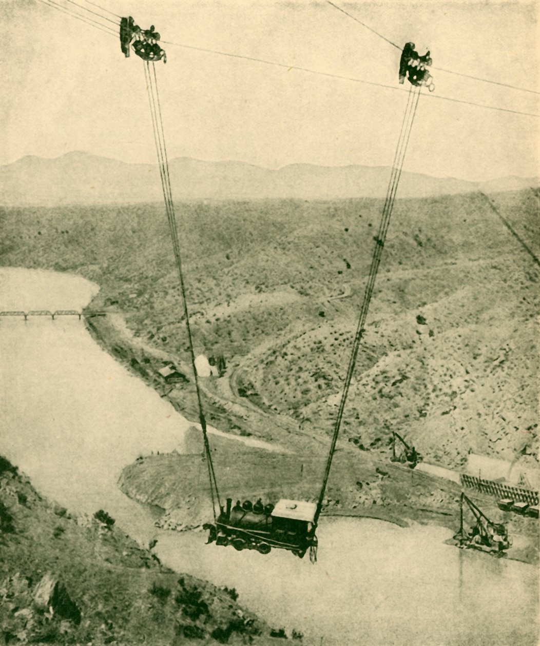1930年、ニューメキシコ州リオグランデ川の峡谷を横切って揺れ動く請負業者のエンジン。 作： 不明