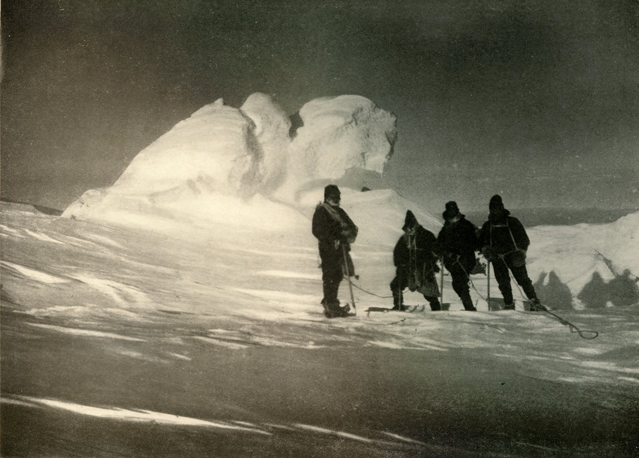 Couchantライオンの形で、古いクレーターの顕著なフマロール、c1908、1909。 作： 不明