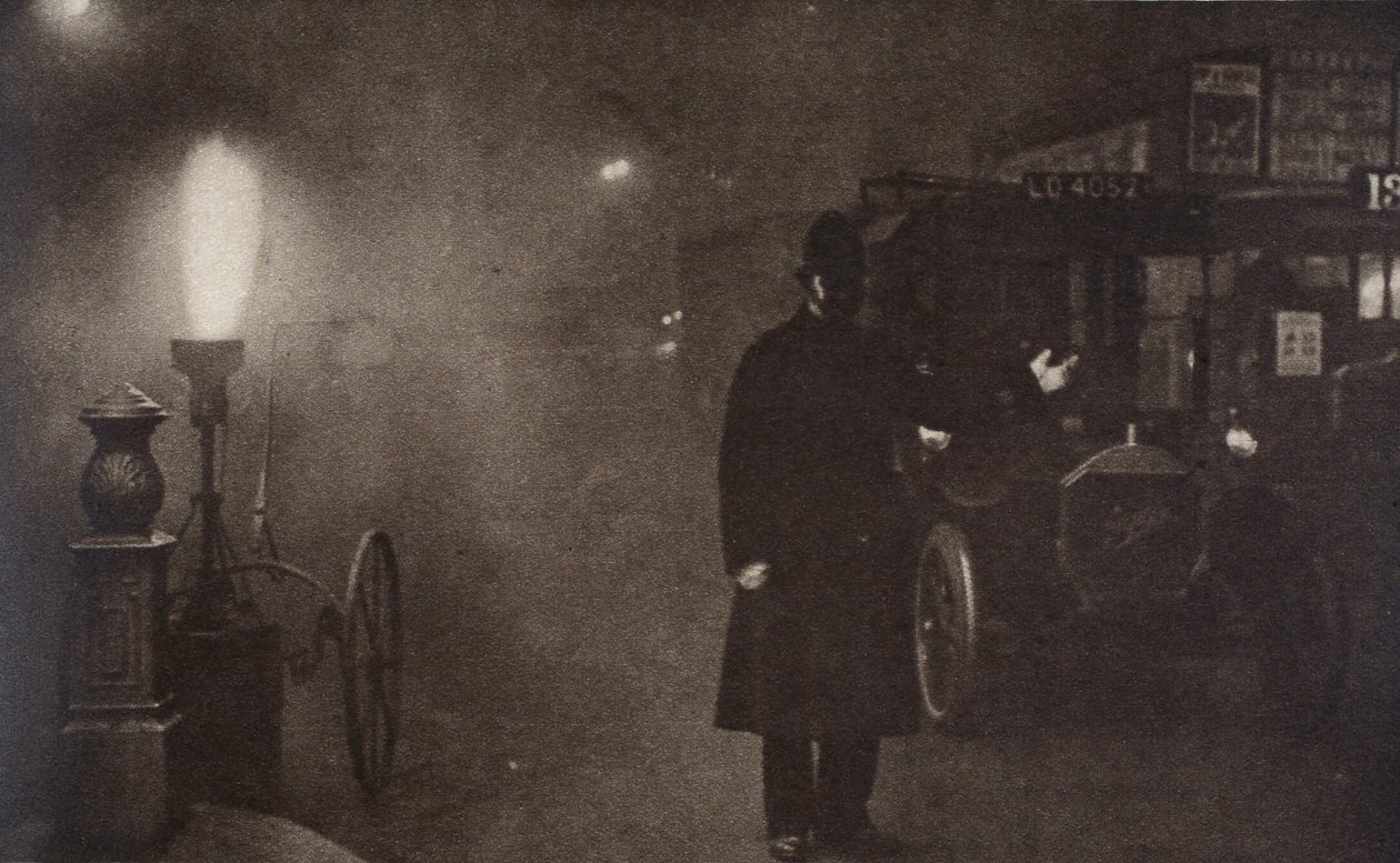 霧の中で交通を誘導する巡査、ロンドン、c1910s-c1920s 作： 不明