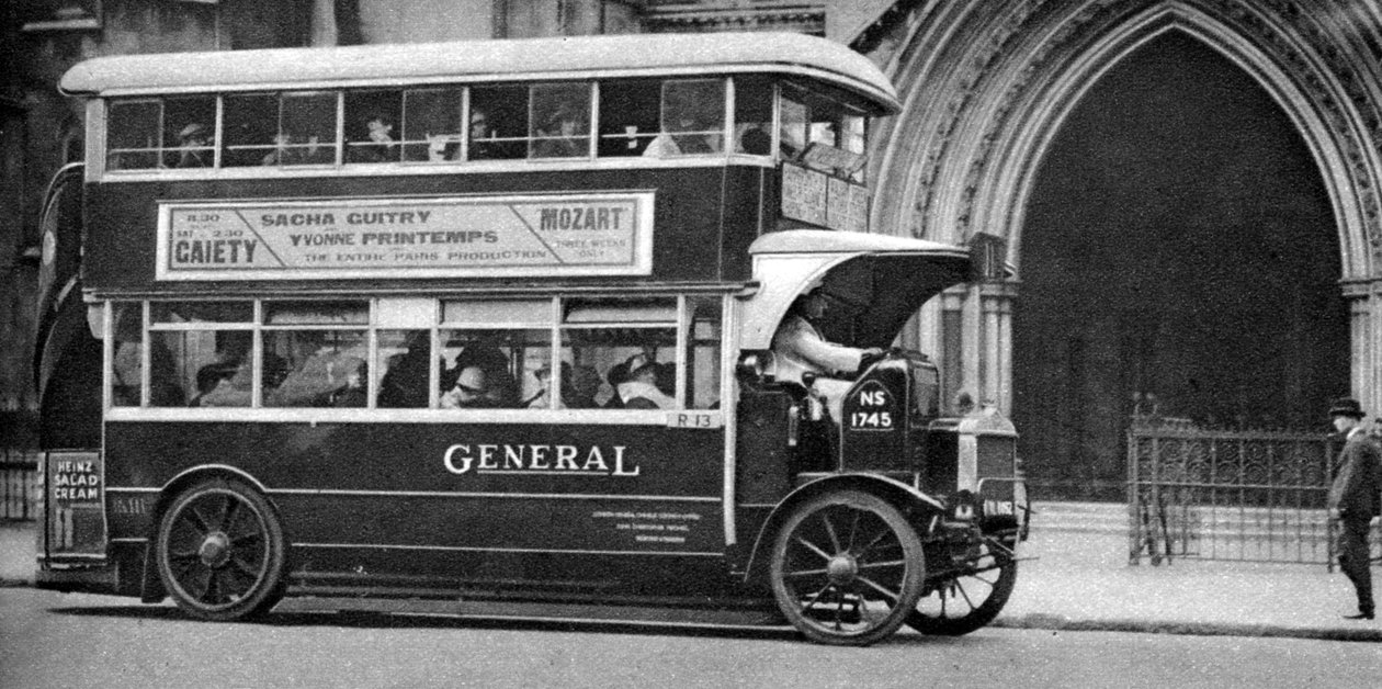 1926-1927年にロンドンの法廷の外に立っている2階建てバス 作： 不明