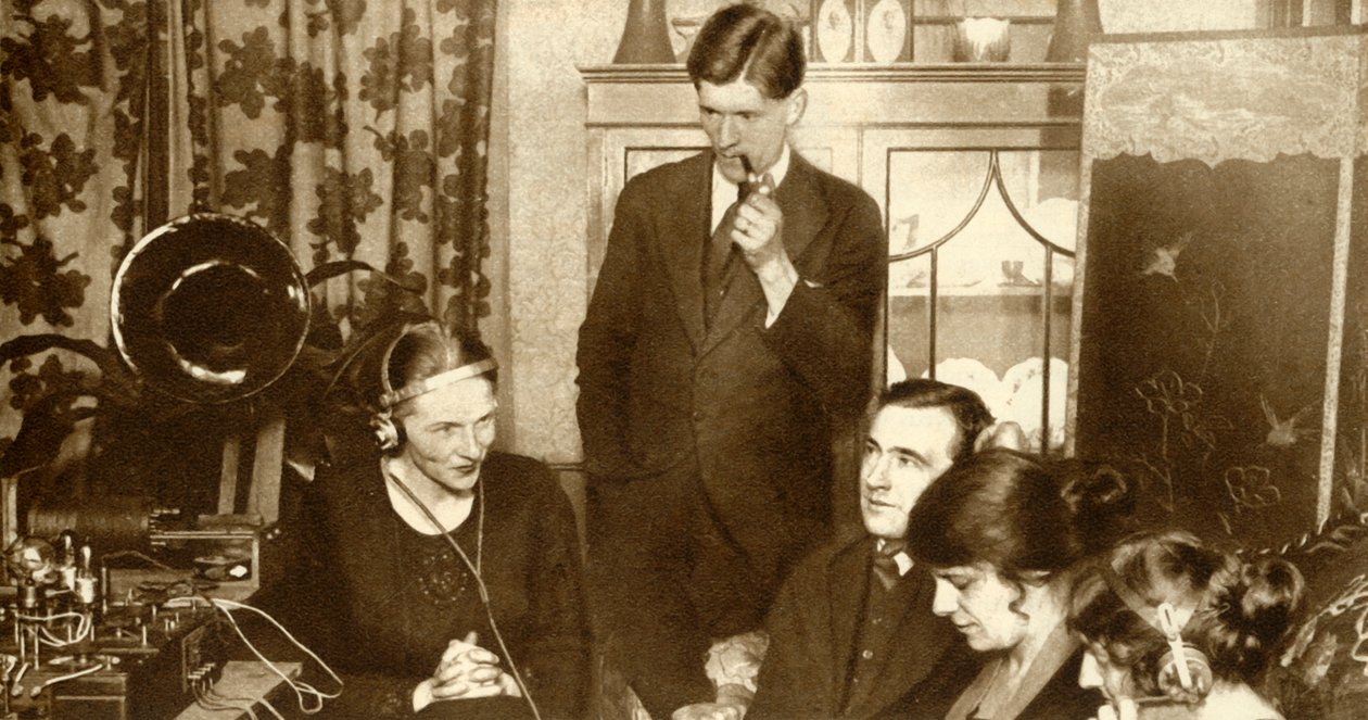 1923年、1935年の総選挙の結果を聞く家族。 作： 不明
