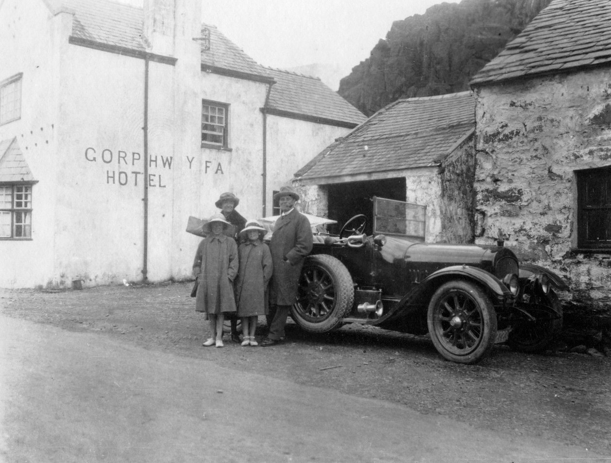 車のそばに立っている家族、Gorphwysfa Hotel、北ウェールズ、c1920s-c1930s 作： 不明