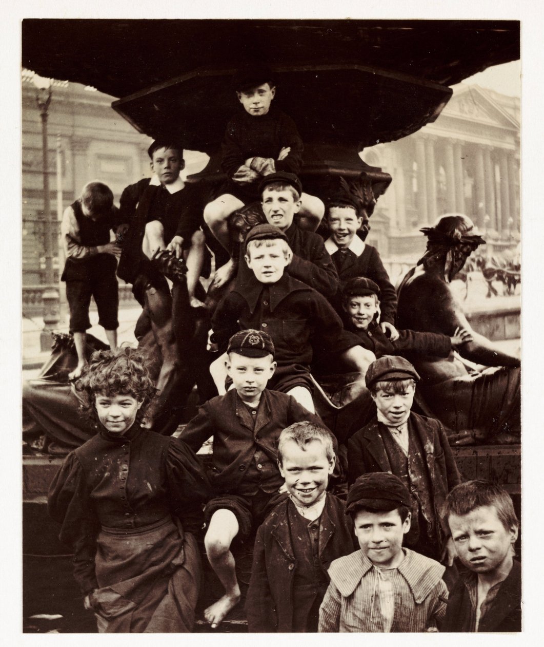 リバプールのステーブル噴水の前にいる子供たち（1905年頃、無名の写真家が撮影 作： 不明
