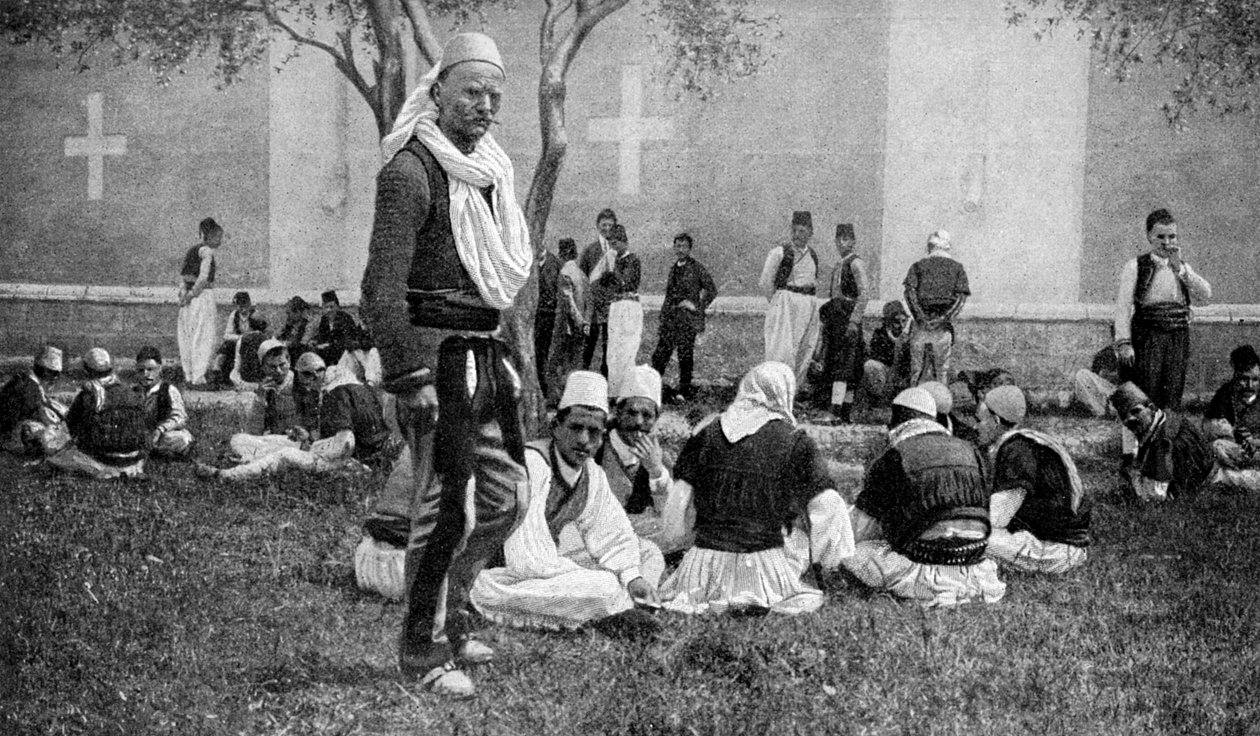 トルコのスクッタリ大聖堂の外のミルダイト登山家とその町の親族の出会い、1922 作： 不明