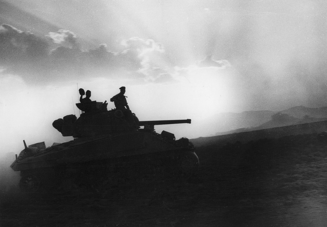 1943年7月10日、シチリア島のランマッカに向かう途中の戦車中隊 作： 不明