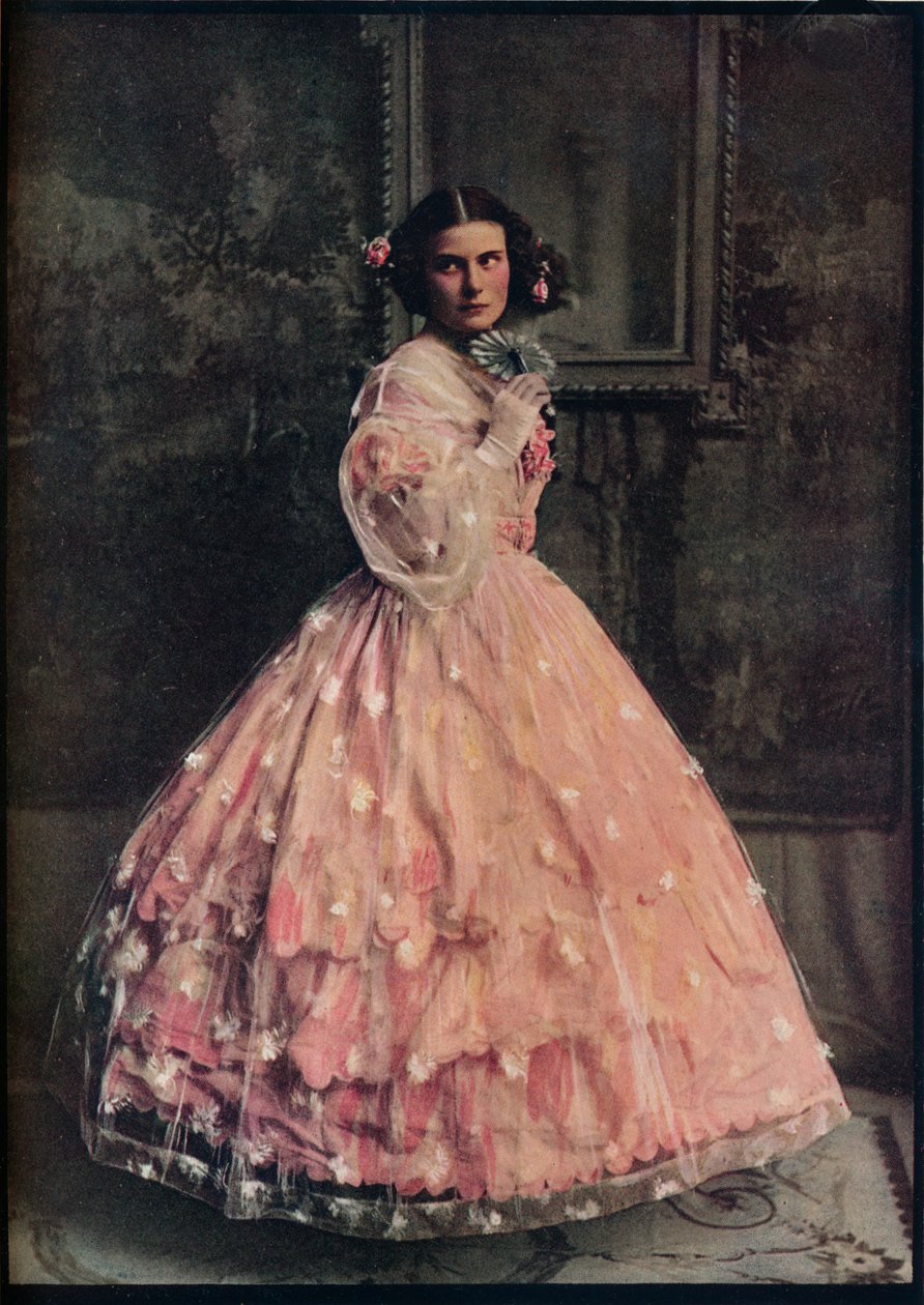 ピンクのシルクの3フラウンスのボールドレス、白い花の咲くガーゼのオーバードレス、1850-60、c1913 作： 不明