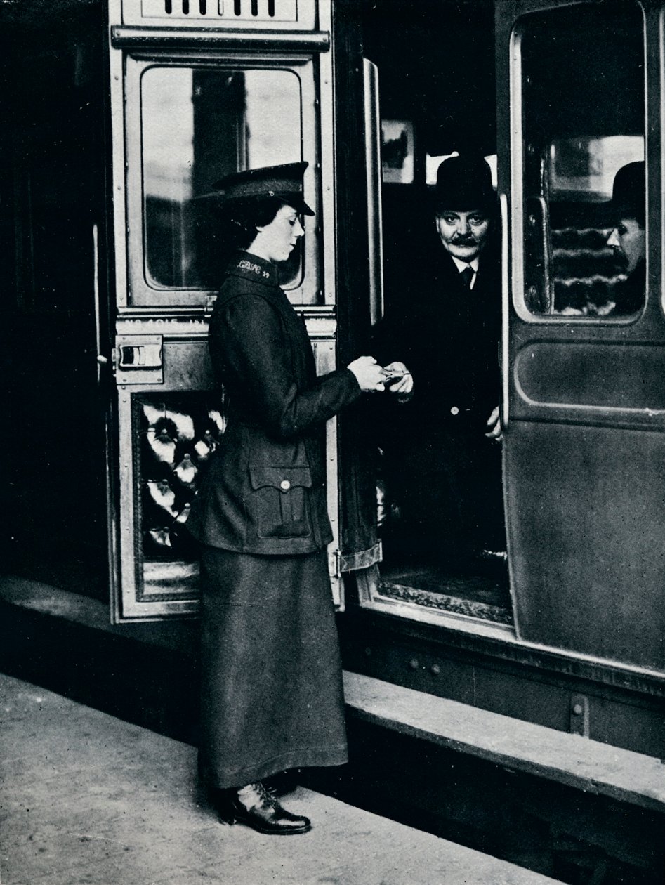 職場での女性切符検査官、c1914 作： 不明