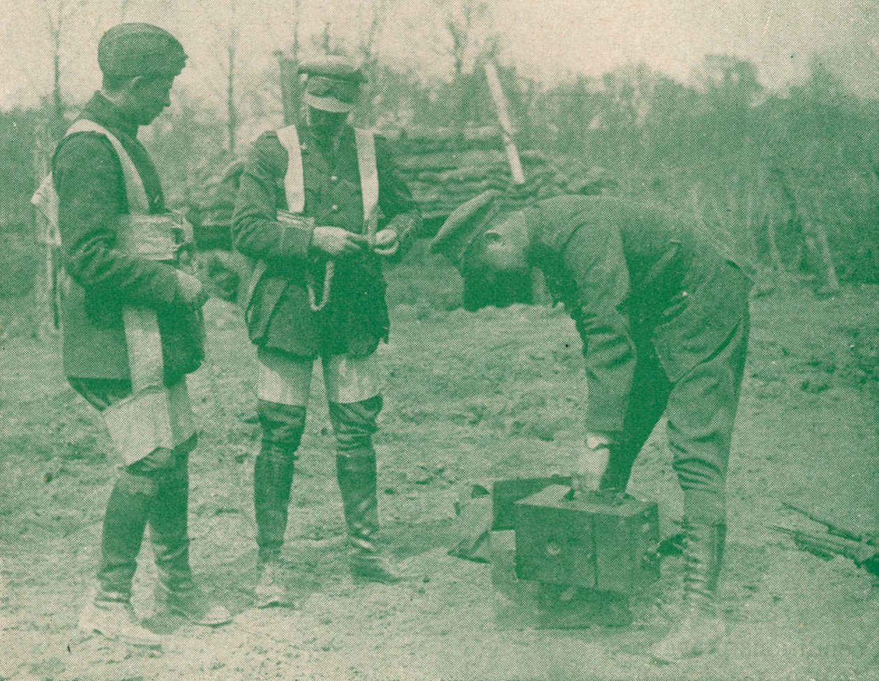 上昇する前にパラシュートハーネスを固定する航空写真家、c1917 1919 作： 不明