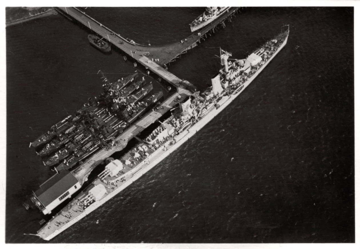 ツェッペリンからのドイツの軽巡洋艦カールスルーエの航空写真、1933年1933年 作： 不明