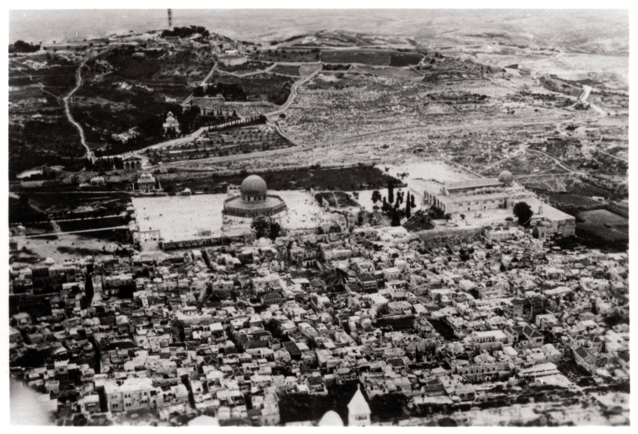 1931年に1933年にツェッペリンから見たパレスチナ、エルサレムのオマールモスクの航空写真 作： 不明