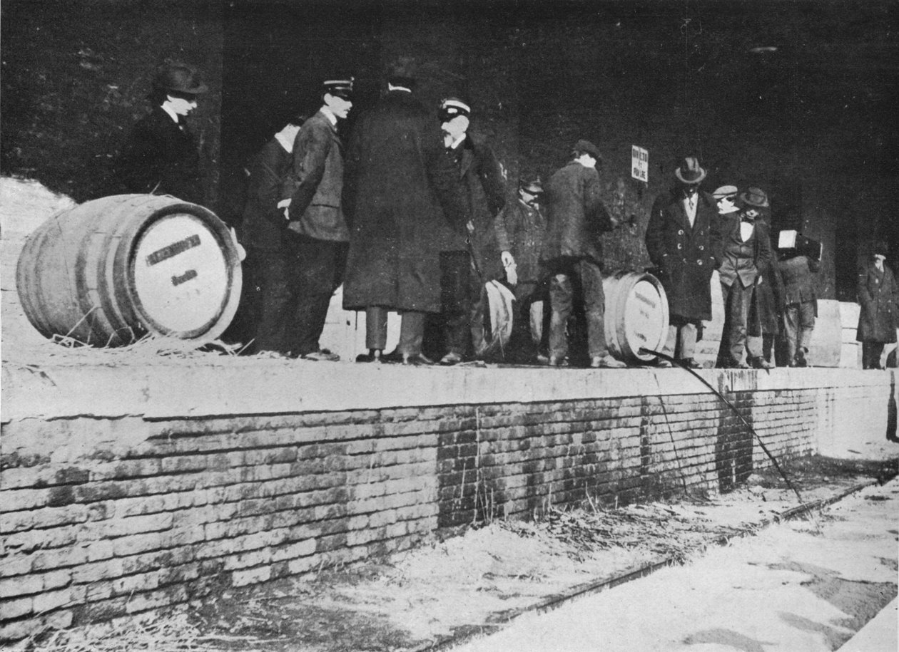 宣戦布告後：1915年にイタリアの税関でドイツのビールが暴走 作： 不明