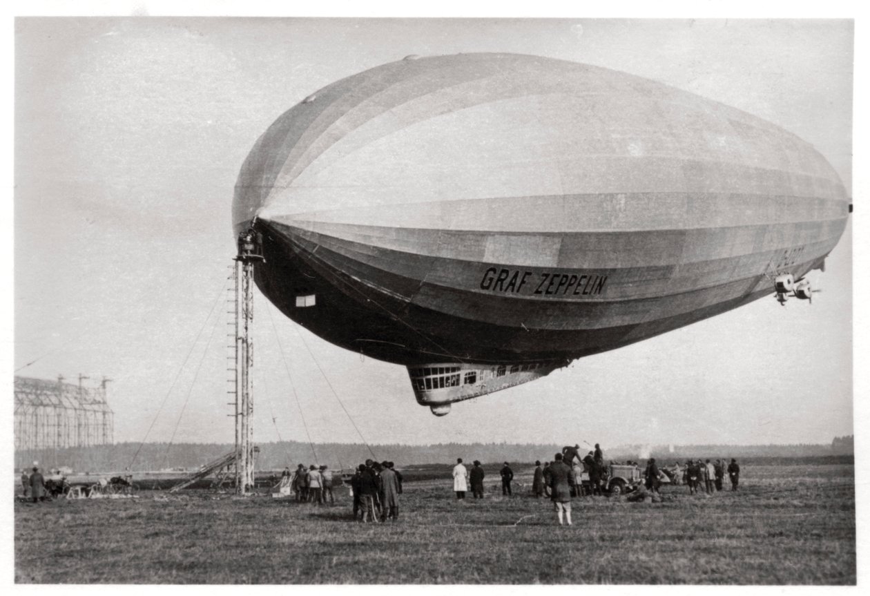 飛行船LZ127グラフツェッペリン型飛行船、ドイツ、Loewentalに係留1933 作： 不明