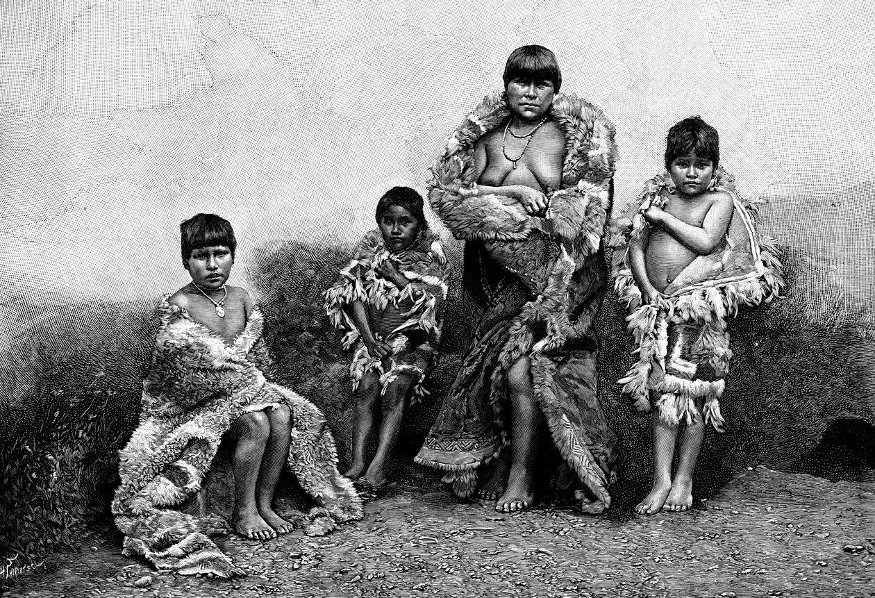 グアナコの皮をまとったアラカルフフジアン人、チリ、1895年 作： 不明