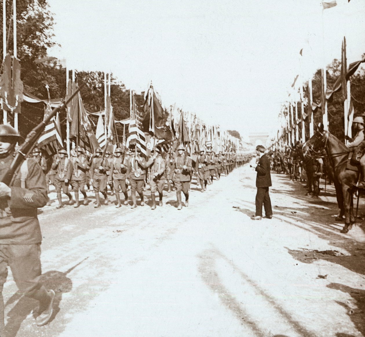 勝利パレード、パリ、フランス、c1918-c1919で行進しているアメリカ軍 作： 不明