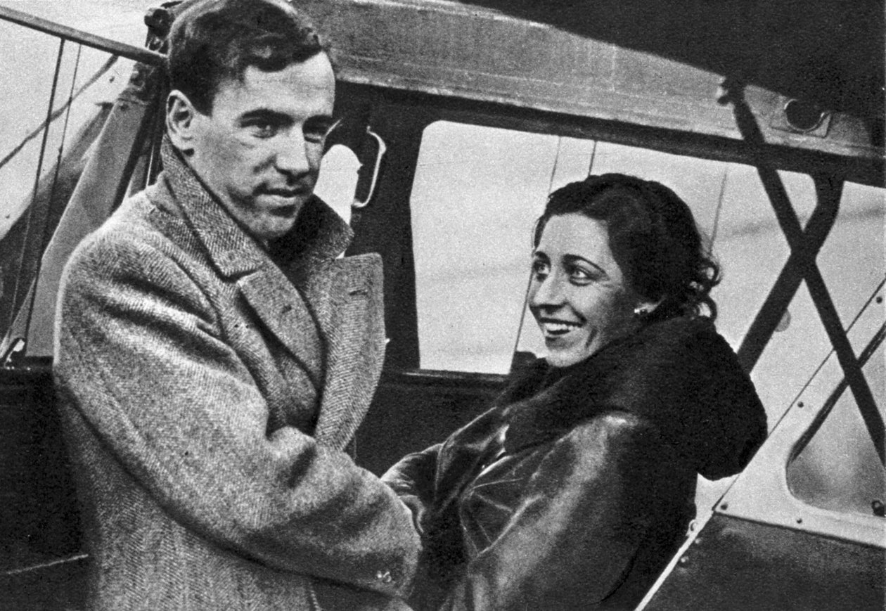 エイミージョンソン、イギリスの飛行士、ケープタウン、1932年に向けて出発しようとしています。 作： 不明