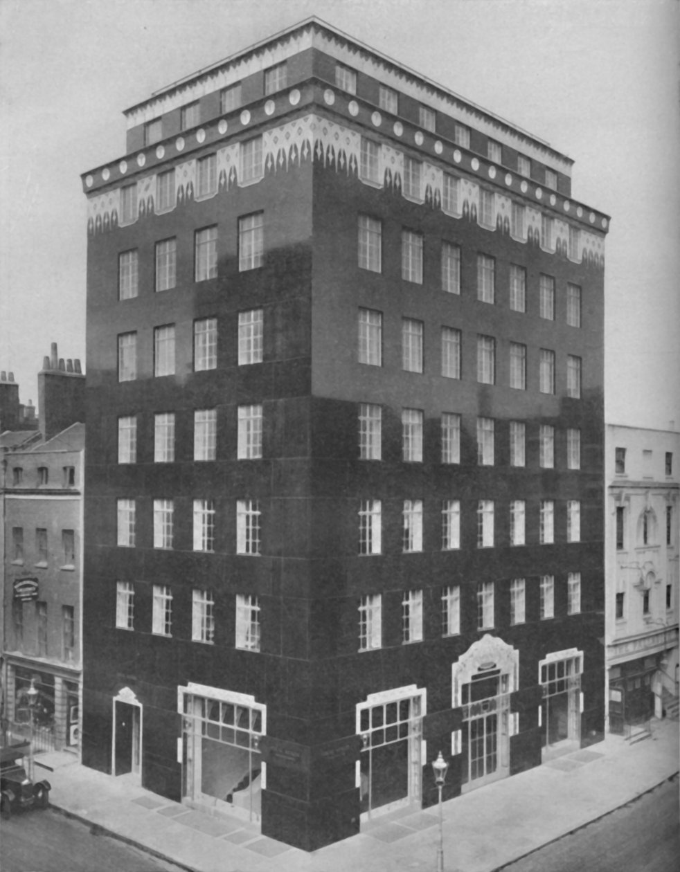 白のレースのような首輪、c1935で安心したロンドンのオールブラックの建物 作： 不明