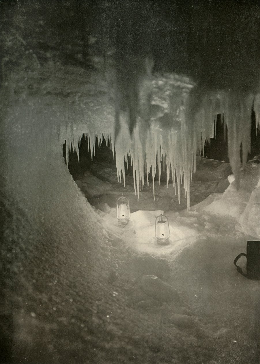 冬の氷の洞窟。ハリケーンランプの光、c1908、1909で撮影。 作： 不明